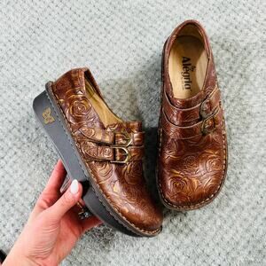 ALEGRIA Brown Leather Floral Embossed Comfort Clogs Buckle Casual Wmns 39/9
